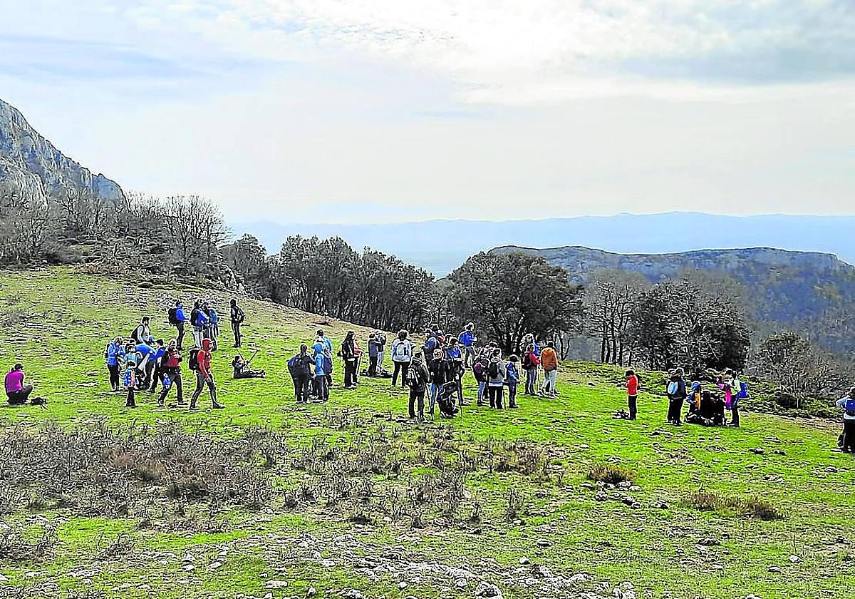 El grupo haciendo un alto en el camino en la excursión con la que se abrió la temporada.