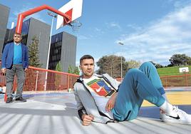 Emir Sulejmanovic y su padre, Nedzad, en la cancha de basket de Miribilla, barrio en el que viven.