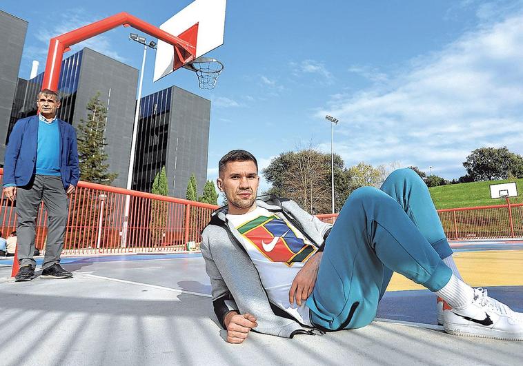 Emir Sulejmanovic y su padre, Nedzad, en la cancha de basket de Miribilla, barrio en el que viven.