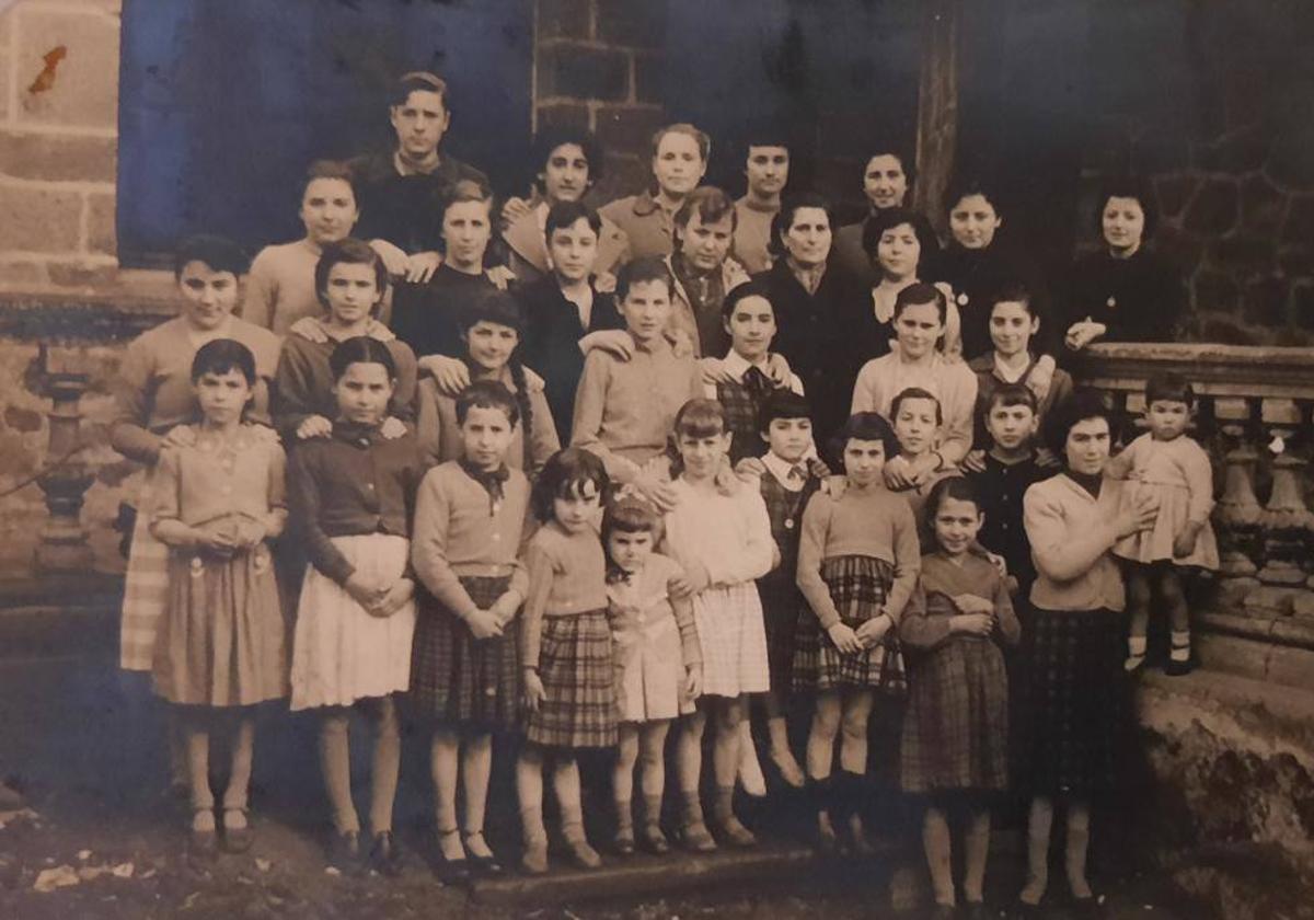 Mari Carmen Torres junto a su marido, Miguel Bardeci, y varias de sus alumnas en Sollano en los años cincuenta del pasado siglo.