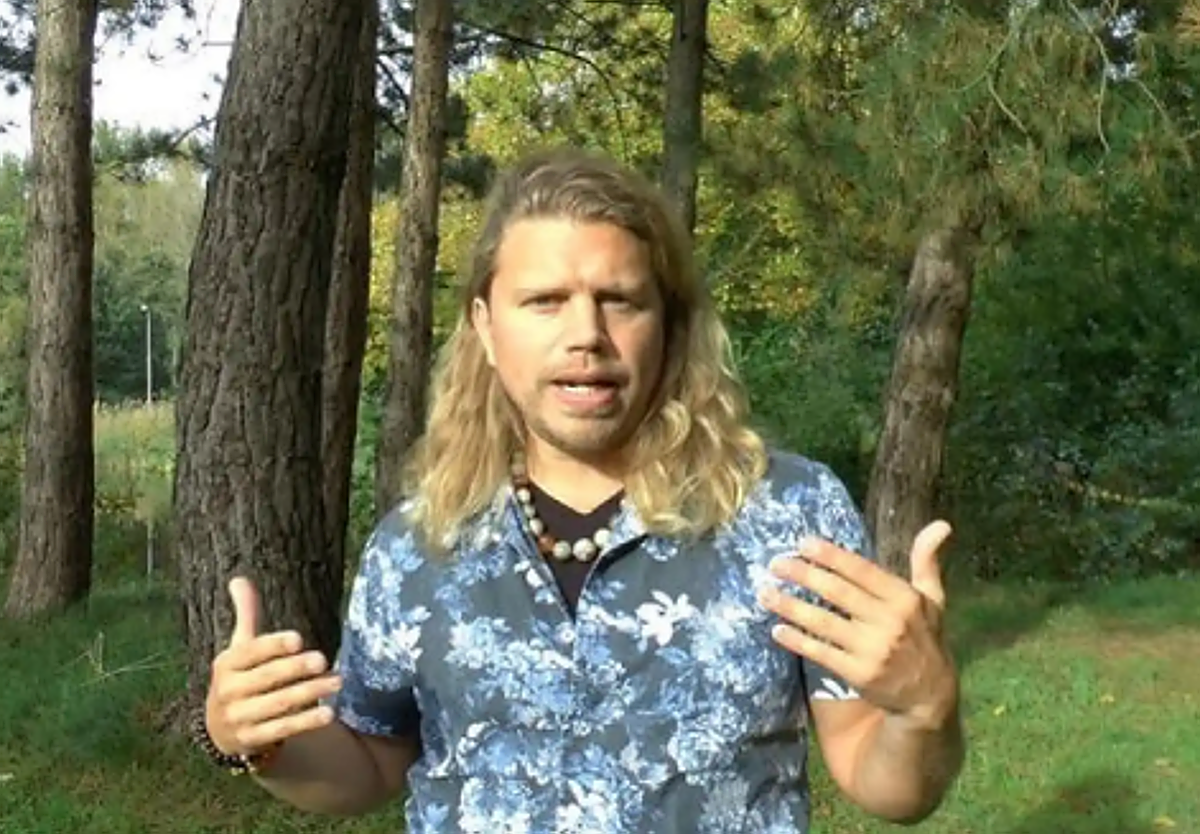 Jonathan M. tiene 41 años.