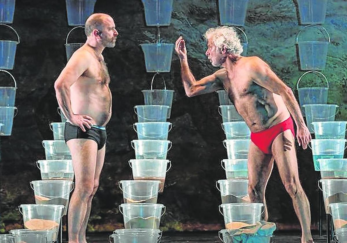 Los componentes de K Producciones y Tanttaka ofrecen la obra 'El nadador de aguas abiertas', hoy en el Coliseo, a las 19.00 horas.