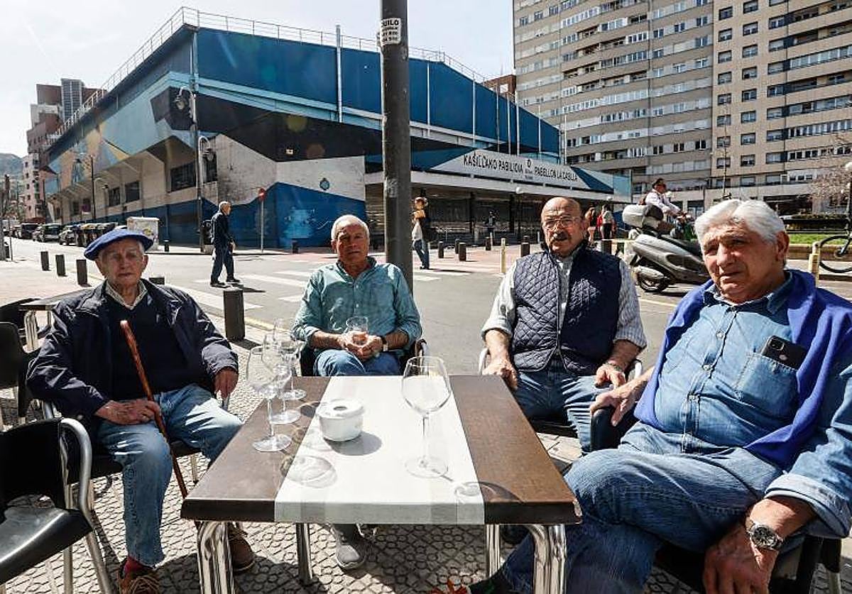 Del barrio. Carlos Henales y sus amigos apuran un vino en La Casilla.