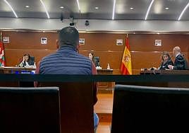 El encausado se sentó ayer, miércoles, en el banquillo de los acusados.