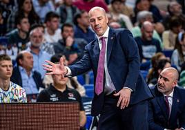 Joan Peñarroya comanda a su equipo durante la última visita del Baskonia al Real Madrid.