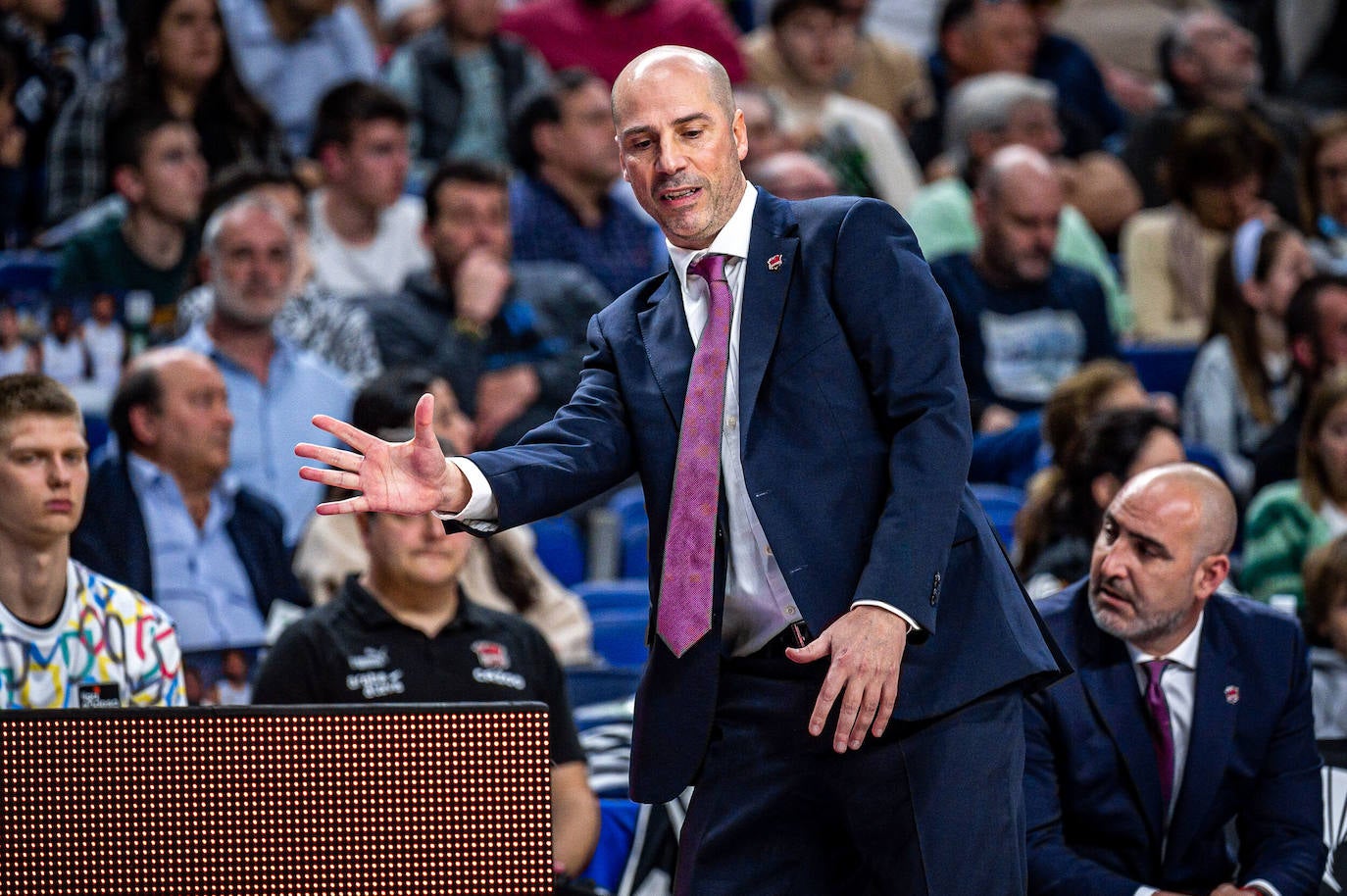 Joan Peñarroya comanda a su equipo durante la última visita del Baskonia al Real Madrid.