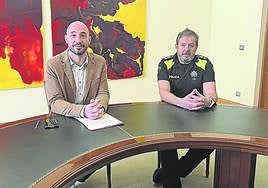 El alcalde Jon Iraola y el jefe de la Policía Municipal, Javier Ciaran, dan cuenta de los trabajos de seguridad.