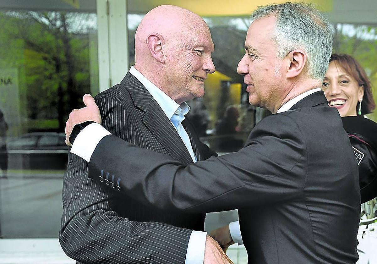 Ibarretxe y Urkullu se saludan a la entrada del Bizkaia Aretoa, donde se celebró el 10 aniversario del Agirre Lehendakari Center.