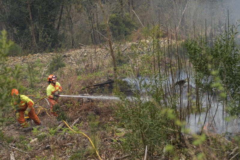 Un equipo refresca el terreno aldeaño a un foco