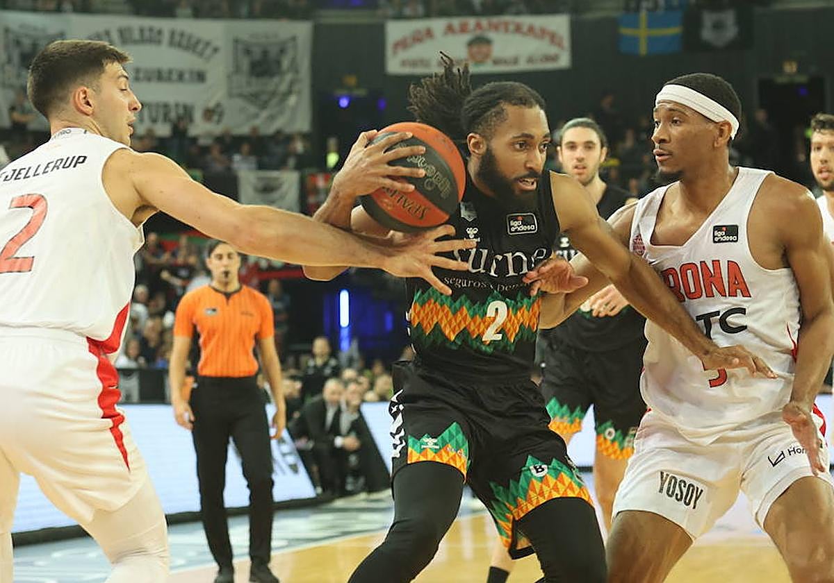 Adam Smith trata de superar la defensa de Taylor en el duelo entre el Surne y el Girona disputado en Miribilla.