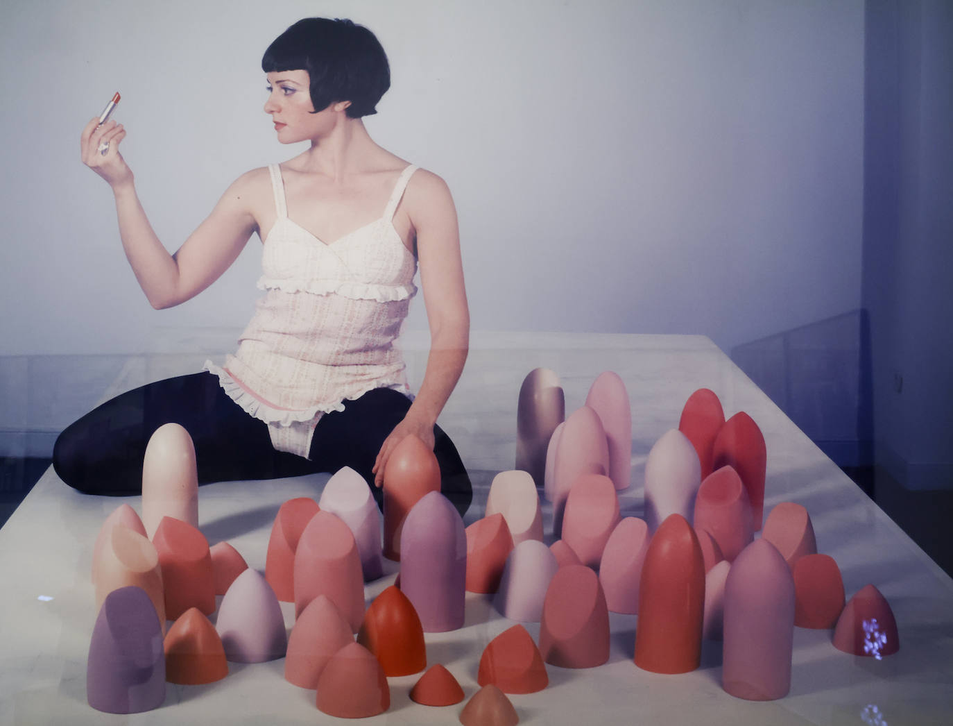 'Glossy City' (1999), obra que se puede ver hacia el final de la exposición de fondos del museo. 