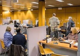 Contribuyentes tramitando la declaración de la renta en las oficinas de la Hacienda Foral en Vitoria.