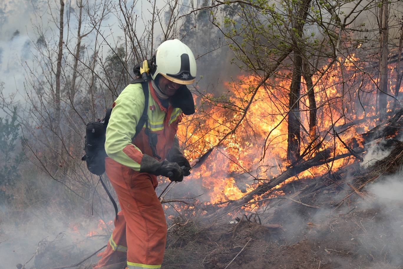 Un bombero se enfrenta a las llamas