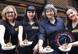 El equipo de La Muga, ganador del primer concurso de 'pintxo burger': de izquierda a derecha: Sorne, su hija Silvia; Silvia Díaz (cocinera y dueña del local) y Abarne Díaz.