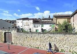 El auditorio discurrirá desde San Llorente hasta Independencia, ocupando el lado izquierdo de la imagen, a partir del portón de acceso al jardín.