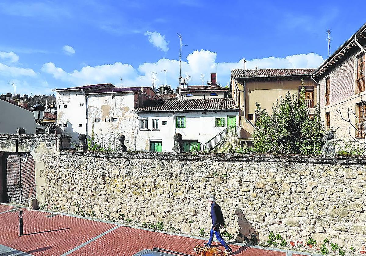El auditorio discurrirá desde San Llorente hasta Independencia, ocupando el lado izquierdo de la imagen, a partir del portón de acceso al jardín.