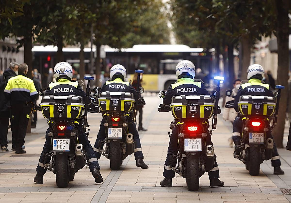 Agentes de la Policía Local patrullan por el centro de Vitoria.