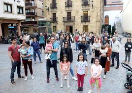 Familias de ikastolas salieron este jueves a la calle en Zarautz para denunciar el nuevo reparto de alumnado.