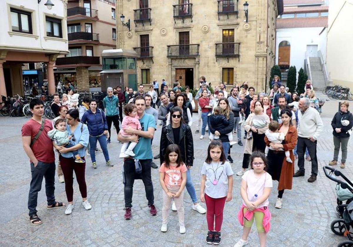 Familias de ikastolas salieron este jueves a la calle en Zarautz para denunciar el nuevo reparto de alumnado.