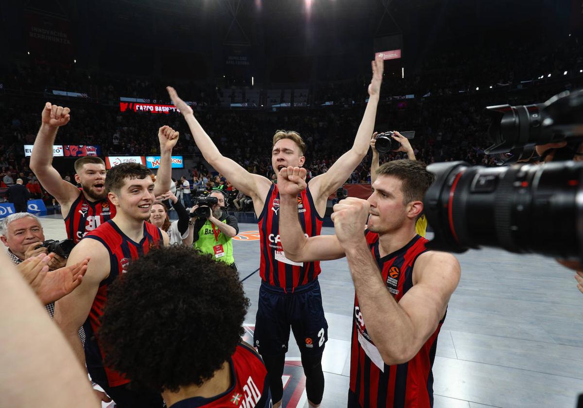 La plantilla azulgrana celebra la victoria del viernes ante el Fenerbahce.