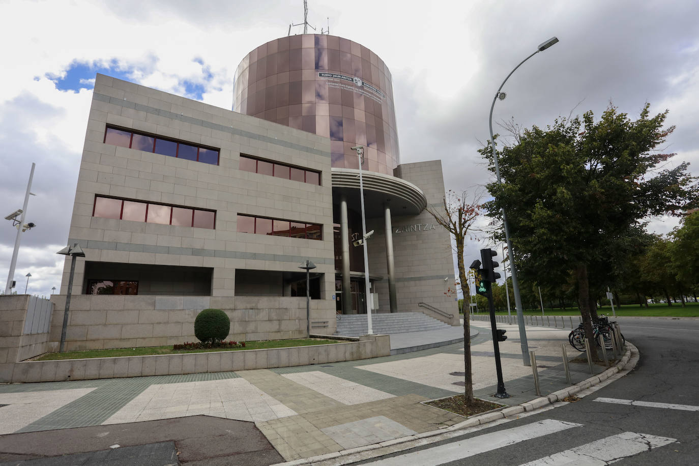 Arroja una bolsa con medio kilo de hachís al paso de una patrulla de la Ertzaintza en Vitoria