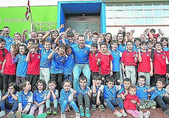 Aitor Elordi, rodeado de un grupo de sus seguidores frente al frontón Mallabia I de la localidad vizcaína.