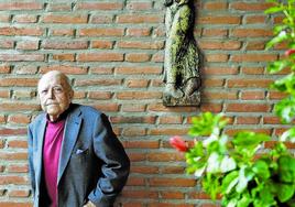 José Jiménez Lozano, en la puerta de su casa de Alcazarén, en 2017.