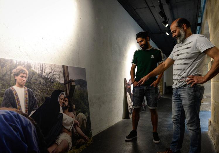 Imagen principal - Con su padre, Óscar, mirando una foto de la Pasión de 1992, cuando él salió de Cristo. Con el abuelo Domingo en la huerta y bromeando con Óscar Moraña.