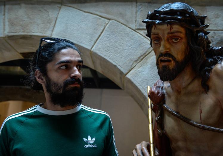 Aitor examina la figura del Ecce Homo en el Palacio Horcasitas.