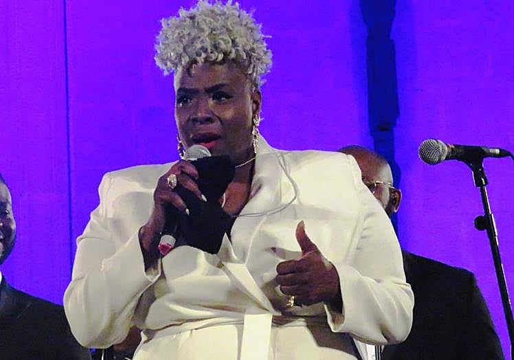 La directora Karen Gibson