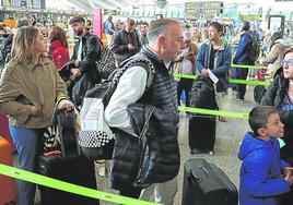 José Ramón y María Jesús, con sus hijos Gorka y Jon, antes de facturar para viajar a Londres.