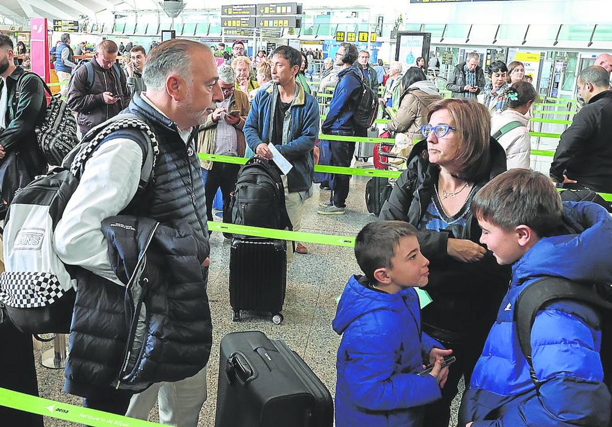 José Ramón y María Jesús, con sus hijos Gorka y Jon, antes de facturar para viajar a Londres.