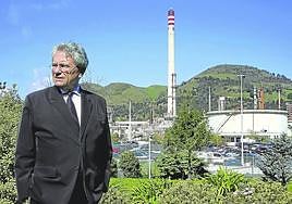 El presidente de Petronor, Emiliano López Atxurra, posa ante las instalaciones de la refinería vizcaína.