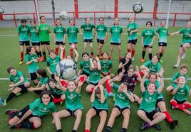 El fútbol femenino crece en Álava un 2% respecto a la era precovid. En la imagen, las chicas del Altzarrate.