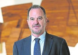 Iturgaiz posa en los pasillos del Parlamento vasco durante el pleno ordinario celebrado el jueves.