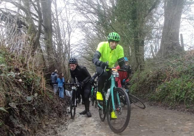 Cilcistas retorciéndose en el muro de Konppenberg.