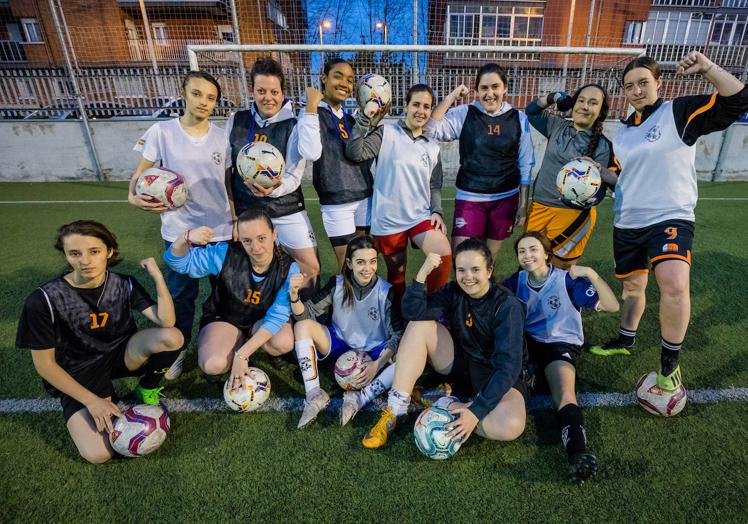 Las jugadoras del Tozuga, posan en formación en el campo de La Vitoriana.