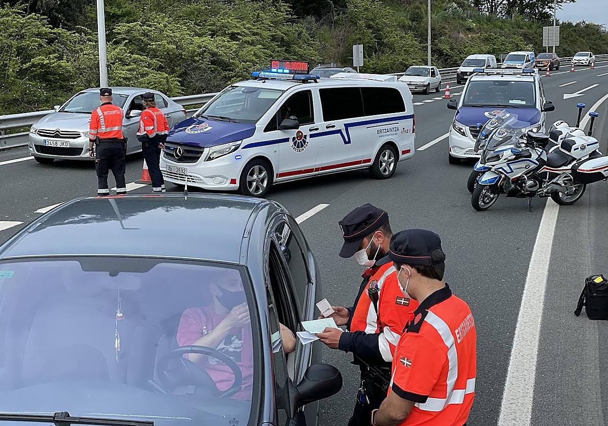 Agentes de la Ertzaintza durante un control.