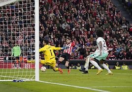 Iñigo Martínez tuvo una clara ocasión que desvió Sergio Herrera.