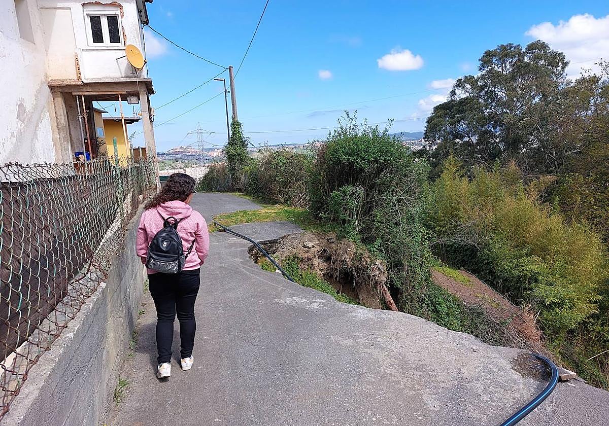 Apenas unos centímetros separan el muro y la vivienda de Silvino y María Jesús de este boquete.