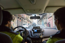 Una patrulla policial recorre una de las calles de la ciudad.
