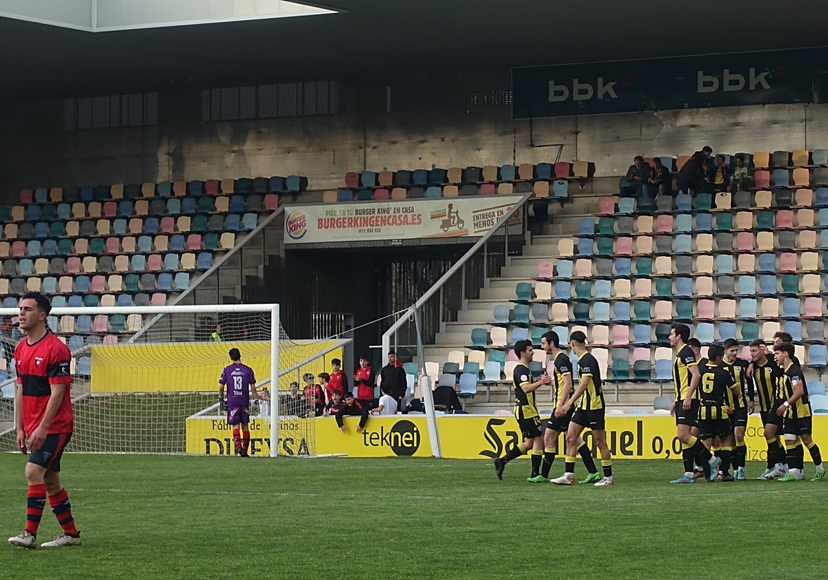 El Barakaldo celebra su tercer gol del partido ante el Aurrera Vitoria.