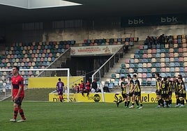 El Barakaldo celebra su tercer gol del partido ante el Aurrera Vitoria.
