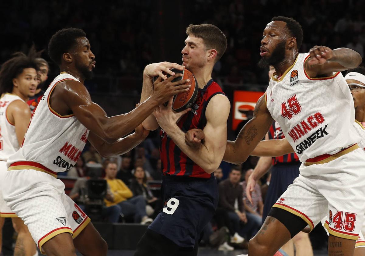 Vanja Marinkovic intenta guardar el balón durante la visita del As Mónaco al Buesa Arena.