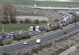 Las retenciones de Armiñón llegan en la tarde de este miércoles hasta el desvío de La Puebla de Arganzón y Treviño.