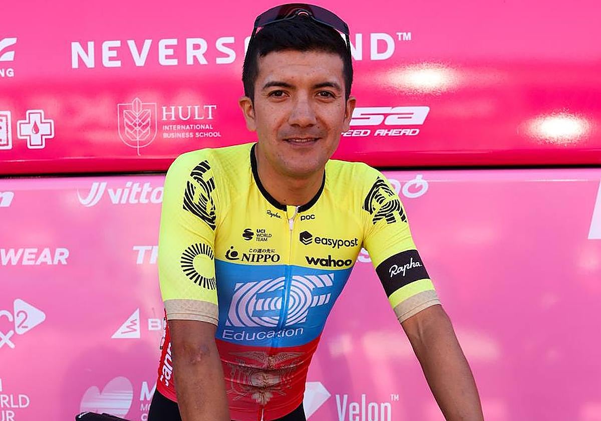 Carapaz posa delante del autobús del Education First antes de la salida de Santurtzi.