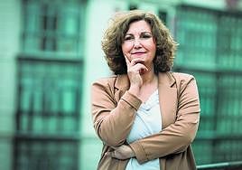 Pilar Garrido, coordinadora general de Podemos Euskadi y diputada, posa en la terraza de la sede bilbaína de Podemos.