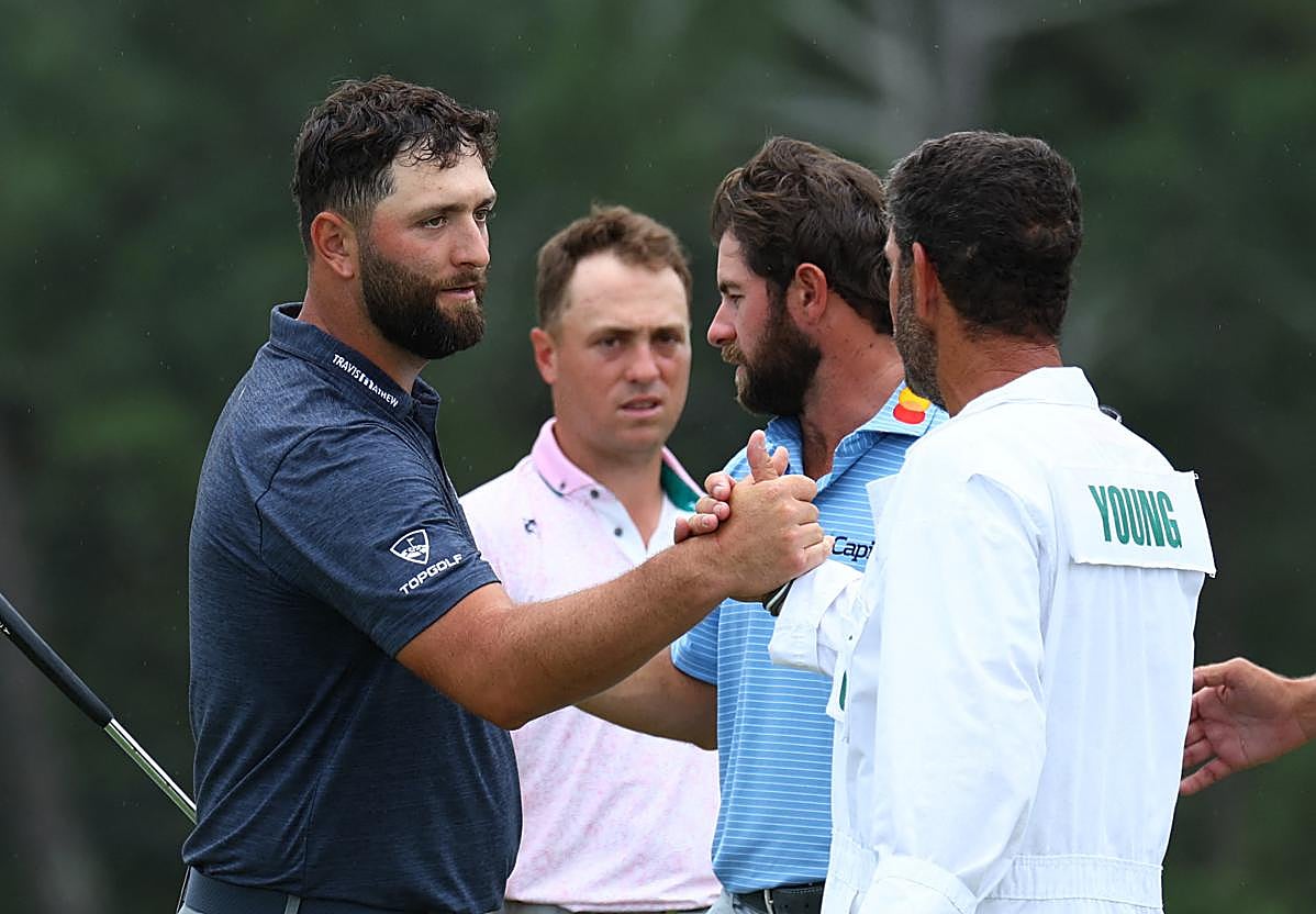 Jon Rahm, Cameron Young y Justin Thomas, en el último hoyo