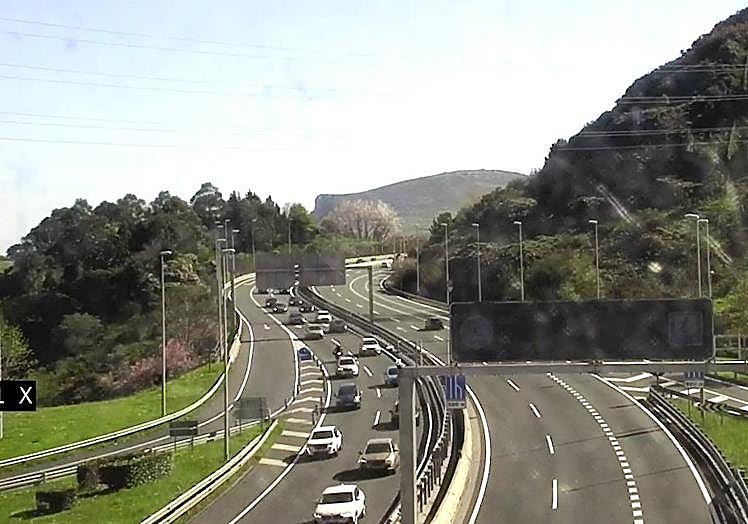 Tráfico lento a la altura de El Haya, en la muga con Cantabria.