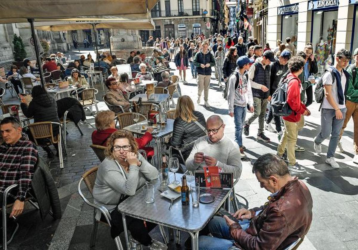 La Plaza Santiago se ha convertido en uno de los grandes puntos de encuentro de los turistas que recalan en Bilbao.